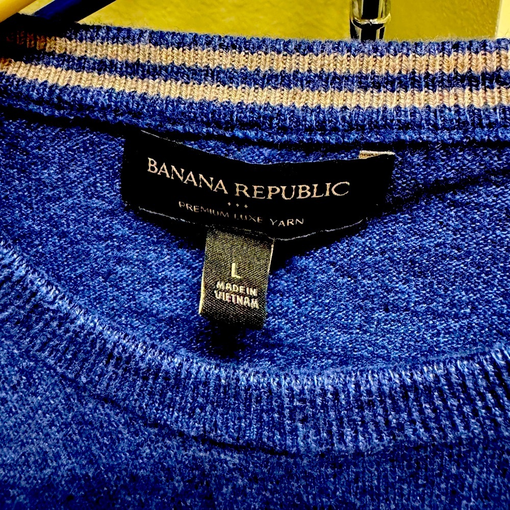 Banana Republic Factory Mens‎ Large Blue Sweater.  Premium Luxe Yarn